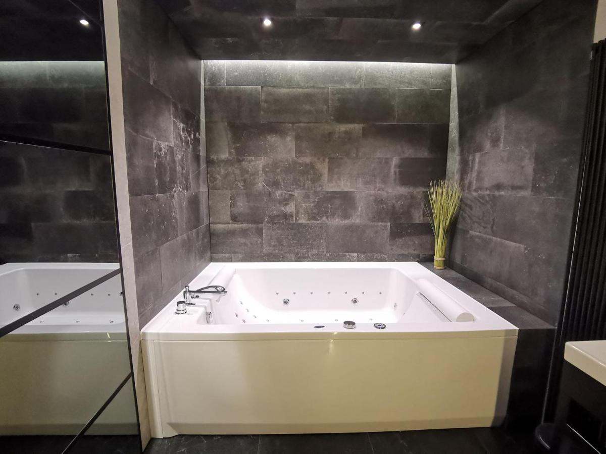 Jacuzzi Apartments Krakow Bagian luar foto