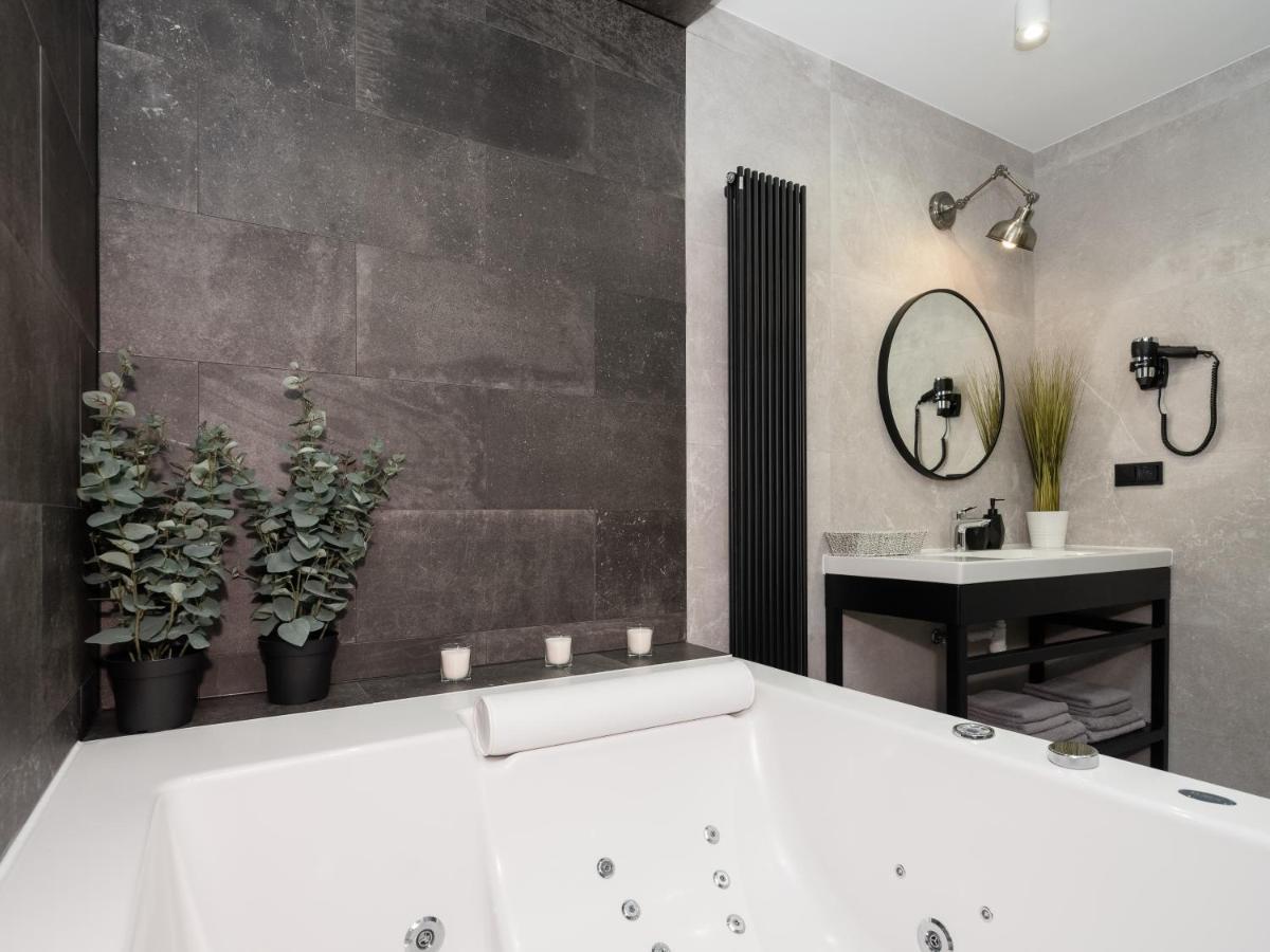Jacuzzi Apartments Krakow Bagian luar foto